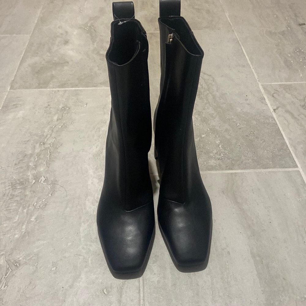 Worn only 2x  but in new condition no peals or scratch